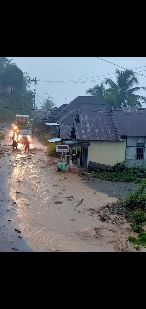 Tampak banjir bandang melanda pemukiman warga Di Kota Donok/Ist
