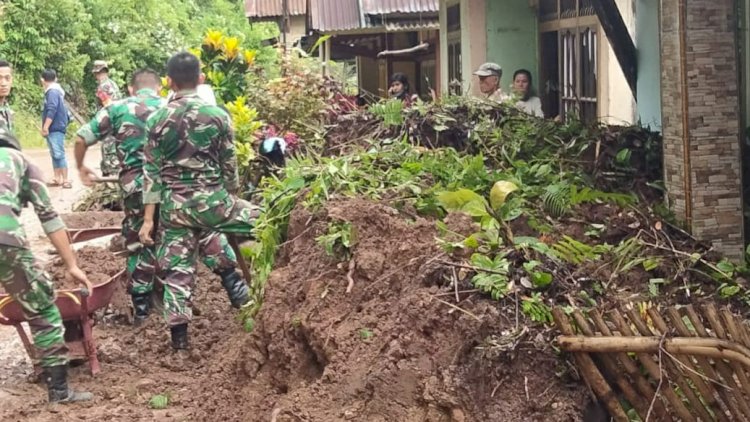 Anggota TNI bersama warga berjibaku membersihkan material longsor yang menghantam pagar rumah warga di Desa Kota Donok Kecamatan Lebong Selatan/RMOLBengkulu