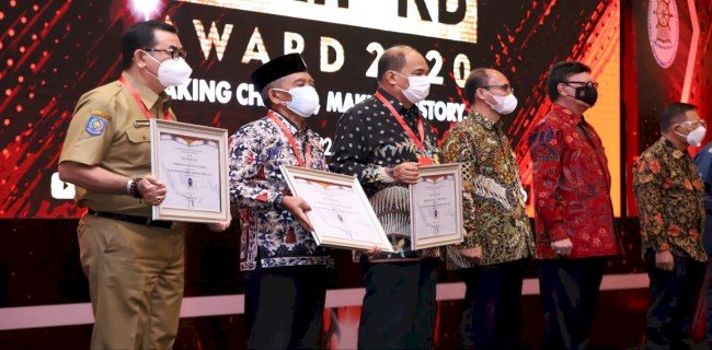 Sekda Lebong, Mustarani saat menerima sertifikat penghargaan di Jakarta/RMOLBengkulu