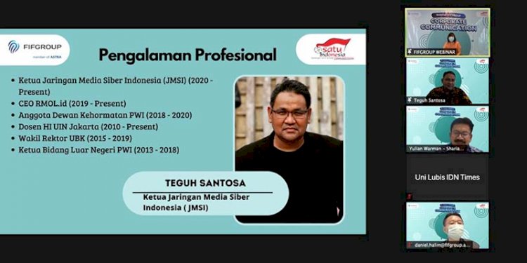 Ketua Umum Jaringan Media Siber Indonesia (JMSI) Teguh Santosa ketika menjadi pembicara tamu dalam Safari Jurnalistik yang diselenggarakan Corporate Communication Department FIF Group, Jumat sore (23/4)/Repro