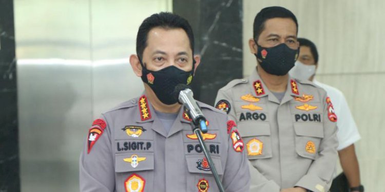 Kapolri Jenderal Listyo Sigit Prabowo didampingi Kadiv Humas Polri Irjen Argo Yuwono memberikan keterangan pers/Ist