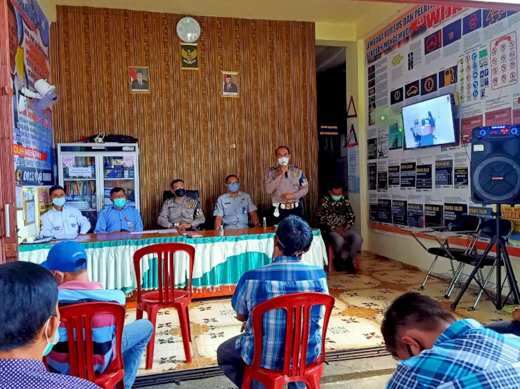 Saat KBO Satlantas Polres BS IPTU Sasi Raharjo memberikan materi ke peserta didik LKP Wijaya/RMOLBengkulu