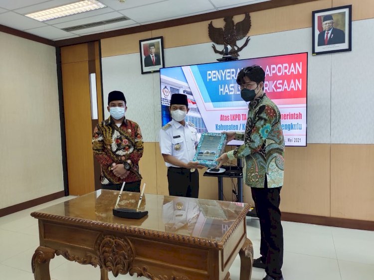 Bupati Lebong, Kopli Ansori saat menerima Laporan Hasil Pemeriksaan (LHP) LKPD di Kantor BPK Perwakilan Bengkulu, Rabu (5/5)/RMOLBengkulu