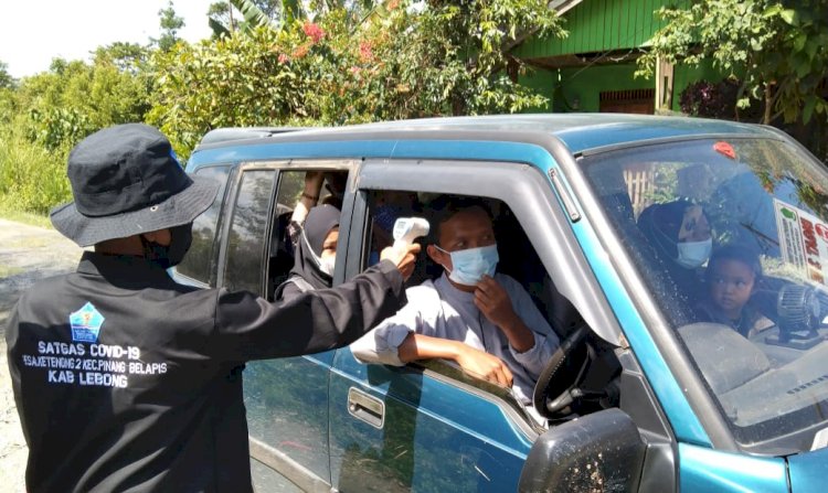Tim Satgas Covid-19 Desa Ketenong II Kecamatan Pinang Belapis saat mengecek suhu pengguna jalan saat melintasi posko penyekatan di Desa Ketenong II/RMOLBengkulu