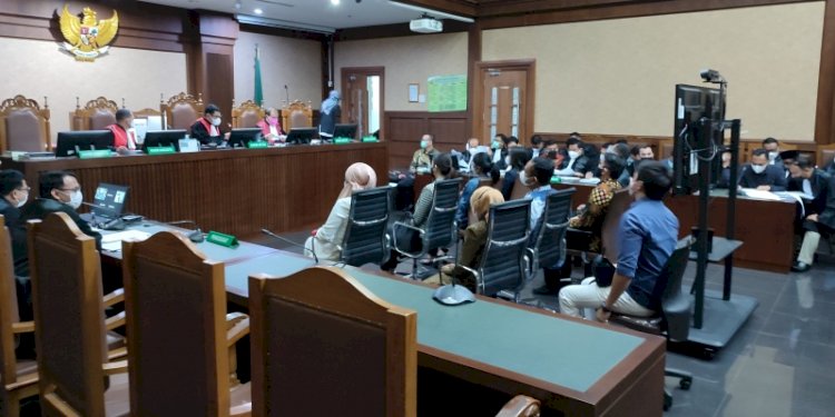 Iis Rosita Dewi bersama saksi lainnya di sidang korupsi izin ekspor benur dengan terdakwa Edhy Prabowo/RMOL