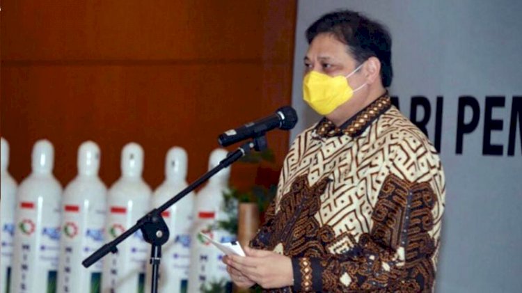 Menteri koordinator bidang Perekonomian Airlangga Hartarto saa melepas bantuan tabung oksigen untuk India di Jakarta, Jumat (28/5)./Repro