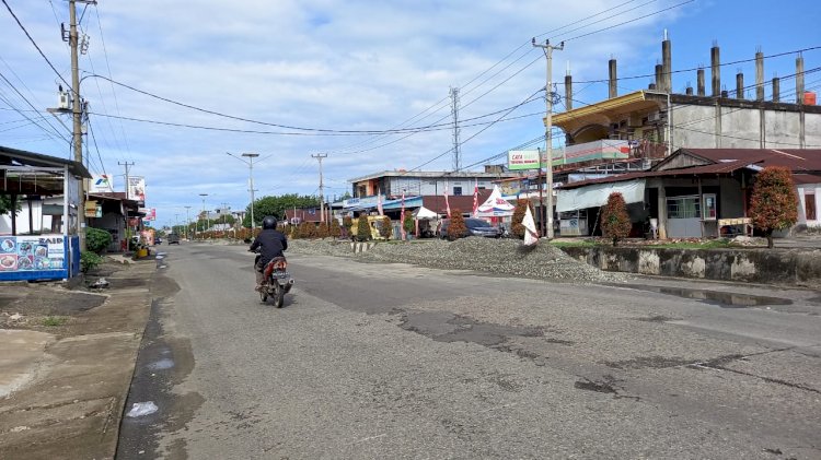 Tampak tumpukan material di jalan dua jalur di kelurahan Ibul kecamatan Kota Manna/RMOLBengkulu