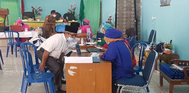 Para calon jemaah haji Lebong saat mengikuti proses vaksinasi di aula Kantor Kemenag Lebong/RMOLBengkulu