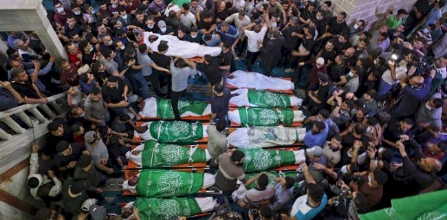 Ilustrasi warga Palestina yang meninggal akibat korban gempuran Israel sedang di salatkan/Net