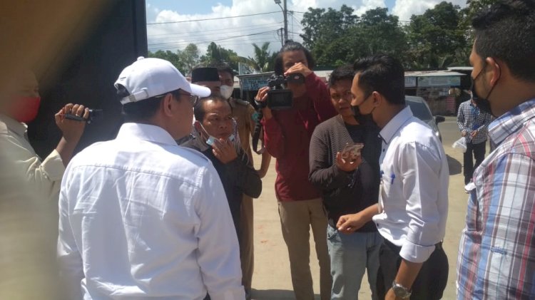 Nampak Anggota Komisi II DPRD Kota, Bambang Hermanto (Topi Putih) Sedang Berdiskusi Dengan Manajemen PT. Indomarco Prismatama/RMOLBengkulu