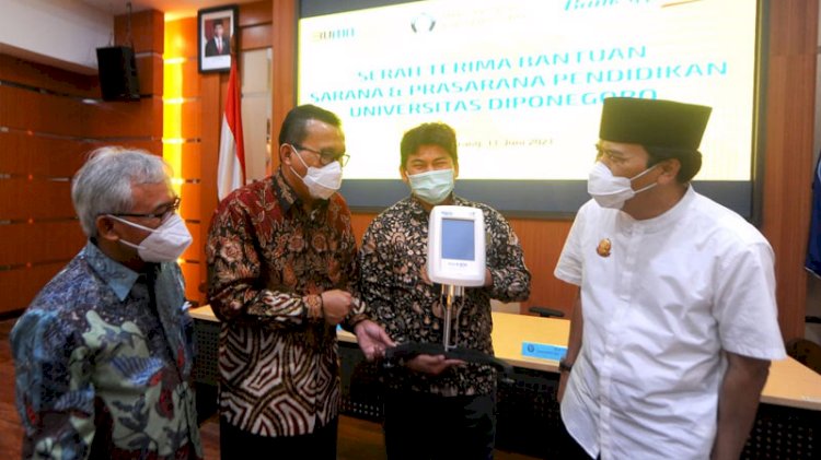 Penyerahan bantuan CSR Bank BTN untuk pengembangan sarana dan prasarana di lingkungan kampus di Semarang, Jawa Tengah, Jumat (11/6).