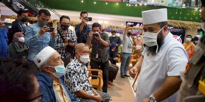 Walikota Helmi Hasan Saat Menyapa Para Lansia Yang Akan Disuntik Vaksin Covid-19/RMOLBengkulu