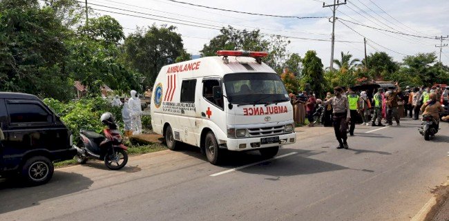 Petugas kesehatan saat makamkan warga Kampung Muara Aman secara prokes/RMOLBengkulu