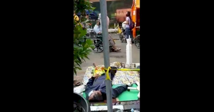 Tangkapan layar video beredar di kalangan wartawan, yang menggambarkan sejumlah pasien Covid-19 di RSUD dr. Chasbullah Abdulmadjid Bekasi, tergelatak dibibir trotoar depan tenda BNPB dengan mengenakan infus dan alat bantu pernapasan (oksigen)/Repro