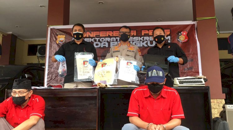 Dua tersangka beserta barang bukti ditampilkan dalam kasus mafia tanah di Kota Bengkulu/RMOLBengkulu