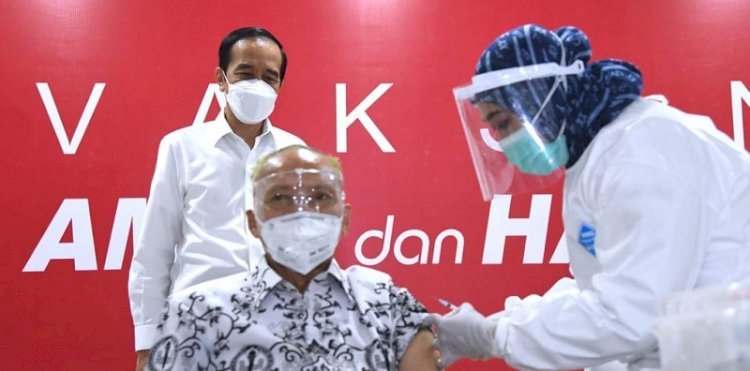 Presiden Joko Widodo saat meninjau vaksinasi Covid-19/Repro