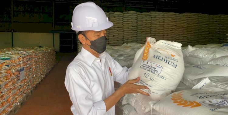 Presiden RI Joko Widodo saat meninjau stok beras di Gudang Bulog, Rabu (21/7)/rmolnetwork
