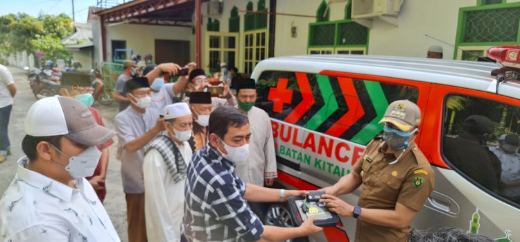 Dani Rizal (baju kotak-kotak) di dampingi Deby Setiawan saat menyerahkan Mobil Ambulance Ke Bupati BS Gusnan Mulyadi/ist