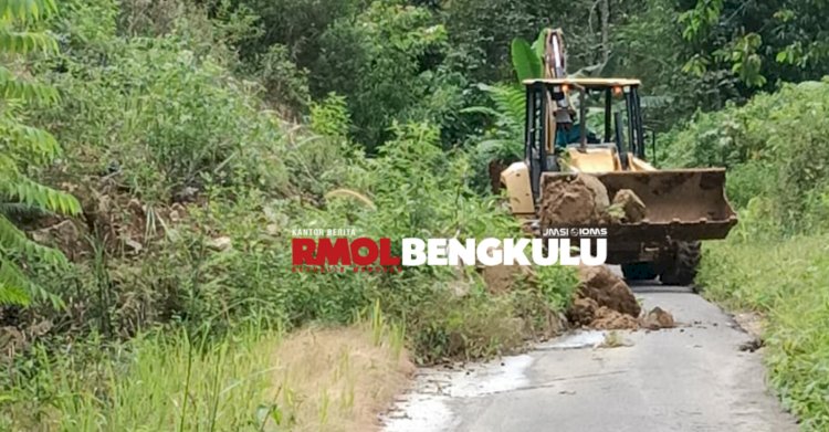 Alat Bulldozer milik Dinas PUPR-P Lebong menbersihkan material longsor di Jalur Lintas Uram Jaya-Ujung Tanjung/RMOLBengkulu
