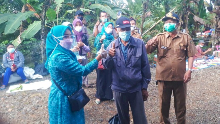 Saat ibu Bupati BS Lena Gusnan mensosialisasikan Prokes dan membagikan masker kepada warga Desa Lubuk Tapi/ist