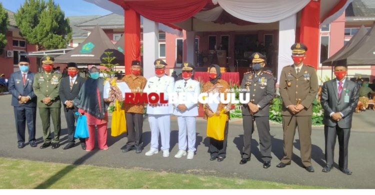 Bupati Lebong, Kopli Ansori foto bersama usai upacara/RMOLBengkulu