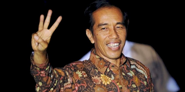 Presiden Joko Widodo mengacungkan salam tiga jari/Net