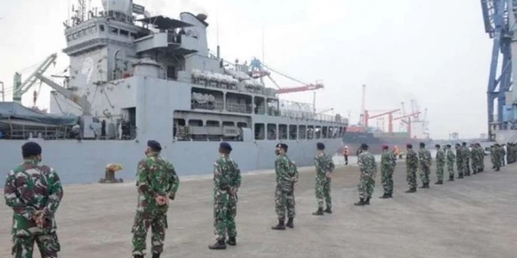 Tentara Nasional Indonesia Angkatan Laut menyambut kedatangan kapal perang India pembawa bantuan penanganan Covid-19 di Jakarta/Ist
