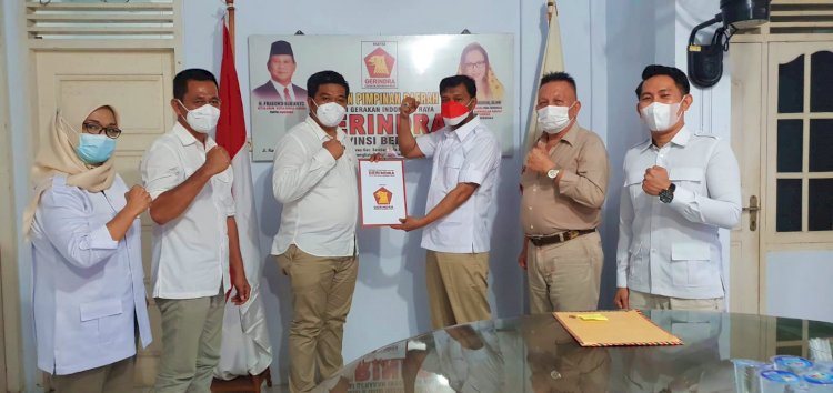 Sekertaris DPD Gerindra Provinsi Bengkulu saat menyerahkan SK kepada Deby Setiawan/ist