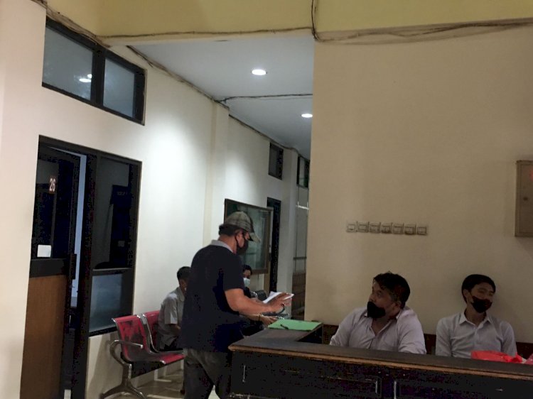 Pelapor saat melapor di gedung Satreskrim Polda Bengkulu/RMOLBengkulu