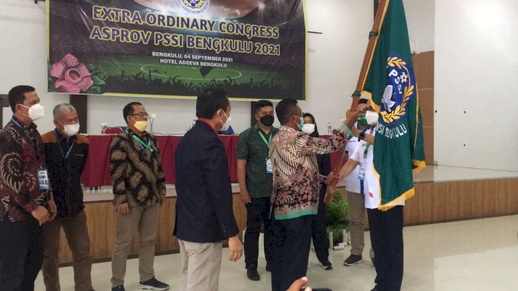Prosesi Penyerahan Bendera Petaka PSSI Bengkulu Oleh Akhmad Mazoola/ RMOLBengkulu