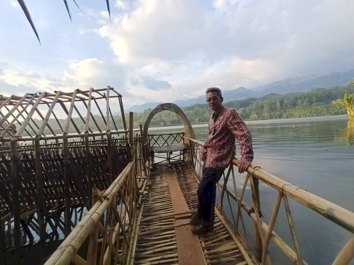 Kadis Parpora Kabupaten Lebong, Eddy Ramlan saat meninjau lokasi wisata Pulau Harapan/RMOLBengkulu
