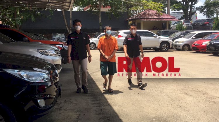 Tersangka Mufron Imron saat digelandang ke gedung Satreskrim Polda Bengkulu/RMOLBengkulu