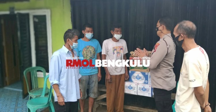 Kapolsek Rimbo Pengadang, IPDA M Hasan Basri saat menyalurkan bantuan kepada korban, kemarin (9/9)/RMOLBengkulu