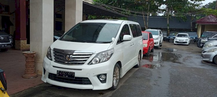 Mobil jenis Alpard yang digunakan pelaku saat mengaku staf kepresidenan diamankan di Satreskrim Polda Bengkulu/RMOLBengkulu