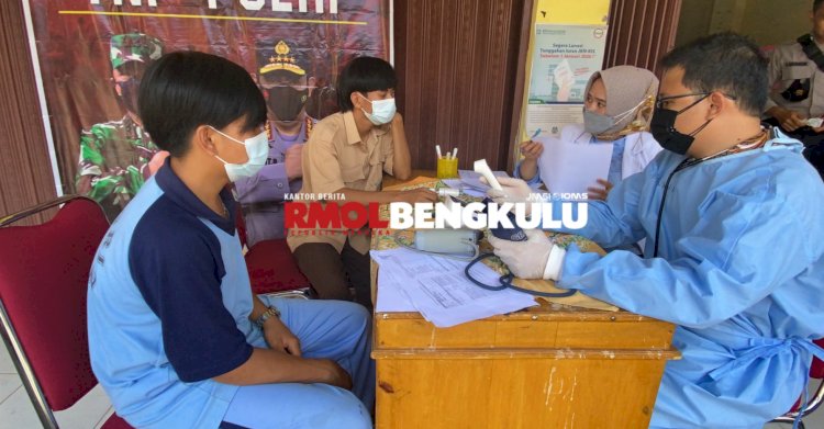 Para pelajar saat mendatangi klinik medikal 10 Polres Lebong/RMOLBengkulu