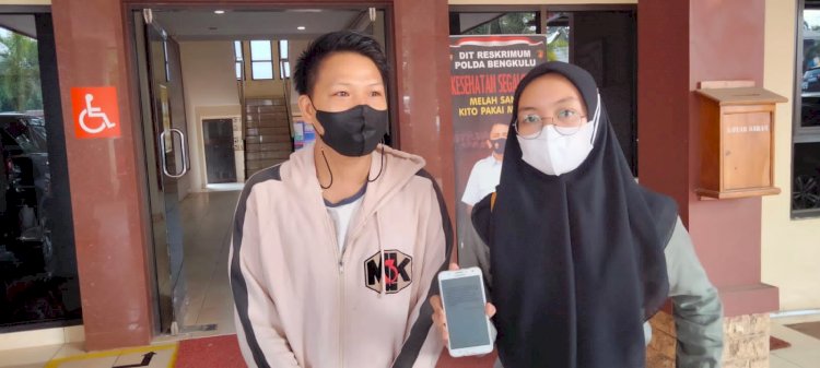 Anak SE Korban Pembunuhan saat mendatangi Polda Bengkulu/RMOLBengkulu