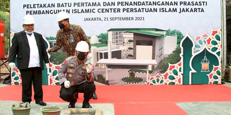 Kapolri Jenderal Listyo Sigit Prabowo disaksikan oleh Ketua Umum Persis KH Aceng Zakaria dan Direktur Utama Bank Mandiri Darmawan Junaidi meletakan batu pertama pembangunan Islamic Center Persis di Bambu Apus, Cipayung, Jakarta Timur/Ist