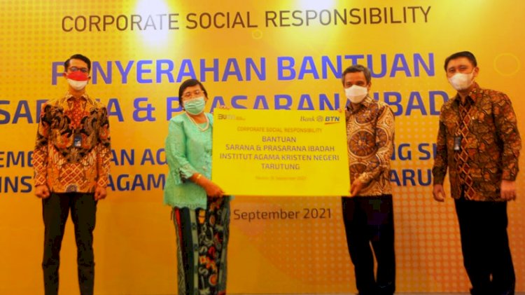 Wakil Direktur Utama Bank BTN Nixon Napitulu (tengah) menyerahkan bantuan CSR secara simbolis kepada Kementerian Agama Kota Pematang Siantar dan IAKN Tarutung di Medan, Sumatera Utara, Kamis (16/9)./Dok