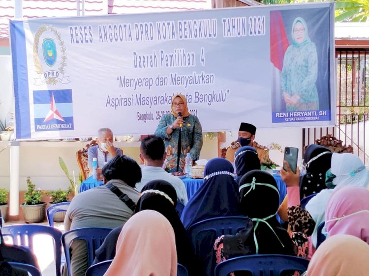 Nampak Ketua Fraksi Partai Demokrat DPRD Kota Bengkulu, Reni Heryanti Saat Menjawab Aspirasi Yang Telah Disampaikan Masyarakat/RMOLBengkulu
