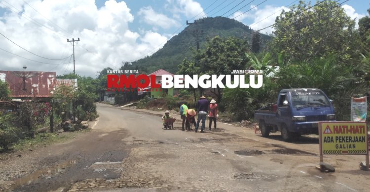 Proses tambal sulam jalan provinsi di wilayah Kecamatan Lebong Atas, Kabupaten Lebong/RMOLBengkulu
