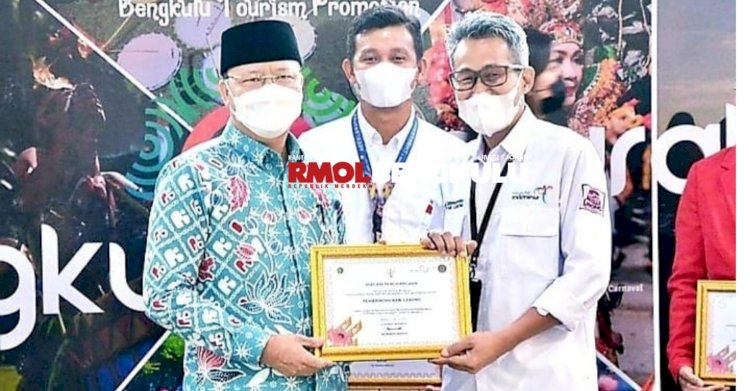 Lebong mendapatkan penghargaan dari Gubernur Bengkulu, Rohidin Mersyah Dalam Rangka Kolaborasi Promosi Wisata Provinsi Bengkulu di Bandara Fatmawati Sukarno Bengkulu/RMOLBengkulu