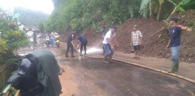 Tampak petugas PBK saat membersihkan material longsor di Desa Kota Donok Kecamatan Lebong Selatan belum lama ini/RMOLBengkulu