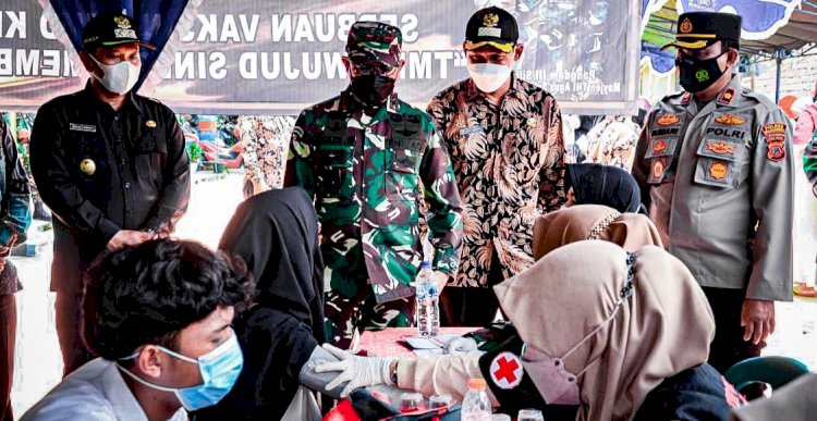 Pangdam III/Siliwangi, Mayjen TNI Agus Subiyanto, saat meninjau pelaksanaan vaksinasi/Ist