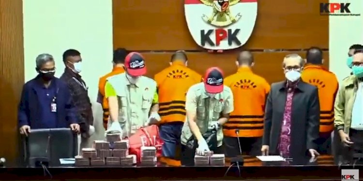 Komisi Pemberantasan Korupsi (KPK) memperlihatkan tumpukan barang bukti uang dalam OTT Bupati Musi Banyuasin, Dodi Reza Alex Noerdin/RMOL