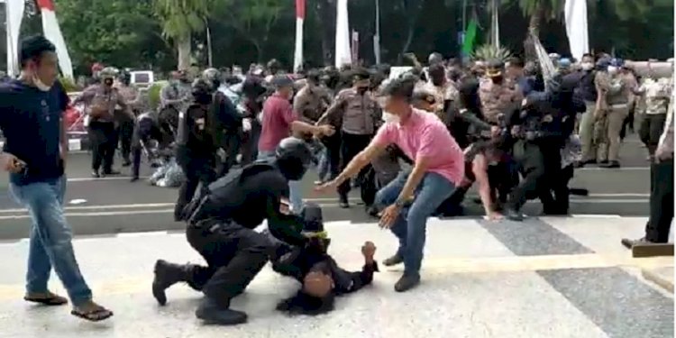 Oknum polisi membanting seorang mahasiswa hingga kejang-kejang, Rabu (13/10)/Repro