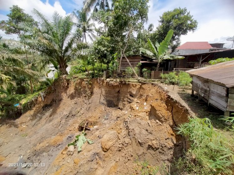 Beberapa rumah warga Desa Arah Tiga Terancam Terjun kesungai/RMOLBengkulu