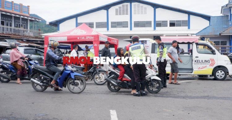 Petugas saat memberhentikan para pengendara depan Pasar Rakyat/RMOLBengkulu