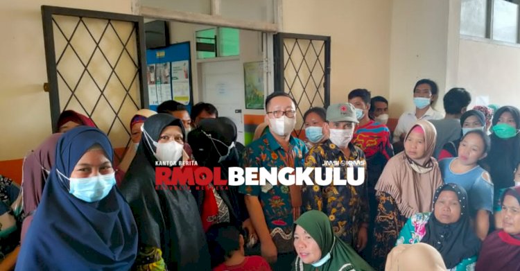 Kadis Kesehatan Kabupaten Lebong, saat meninjau proses vaksinasi di Lebong/RMOLBengkulu