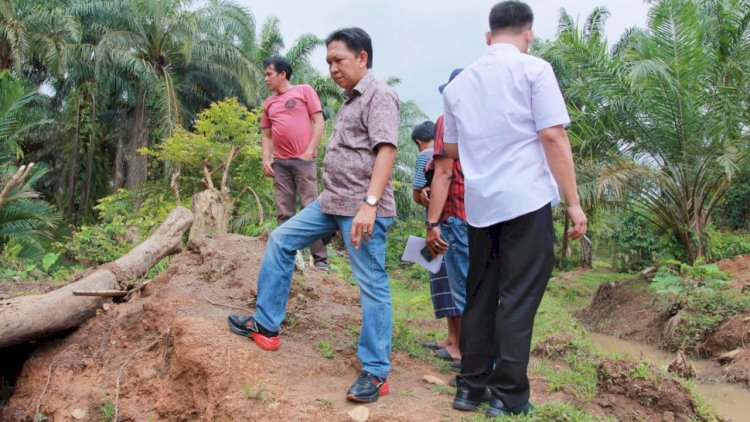 Anggota komisi III DPRD BS di dampingi Kades Anggut saat meninjau lokasi tanggul rusak/RMOLBengkulu