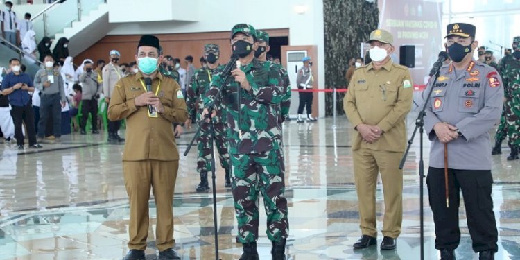 Panglima TNI Hadi Tjahjanto saat kunjungan kerja meninjau vaksinasi massal, bertempat di Banda Aceh Convention Hall (BACH), Kota Banda Aceh/Ist